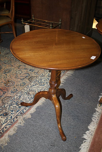 Appraisal: A TH CENTURY MAHOGANY CIRCULAR TRAY TOP OCCASIONAL TABLE on