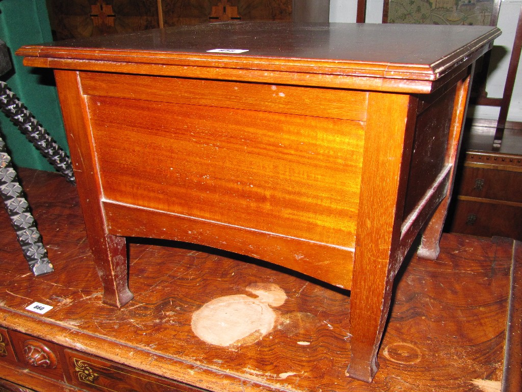 Appraisal: Mahogany commode