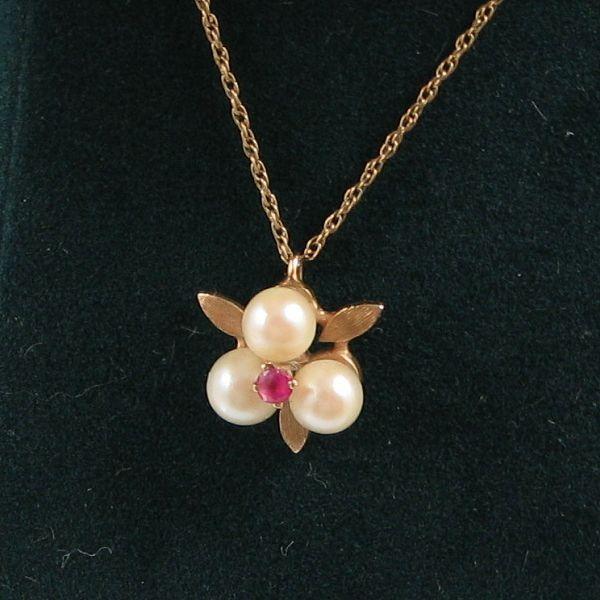 Appraisal: Ladies' K gold pendant with three pearls and a reddish