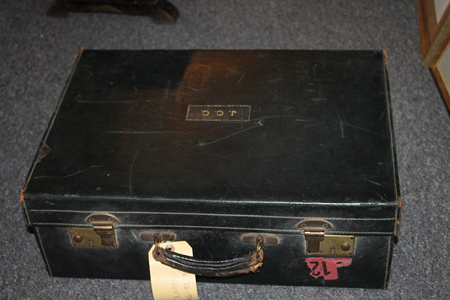 Appraisal: AN EDWARDIAN LEATHER VANITY CASE no fittings