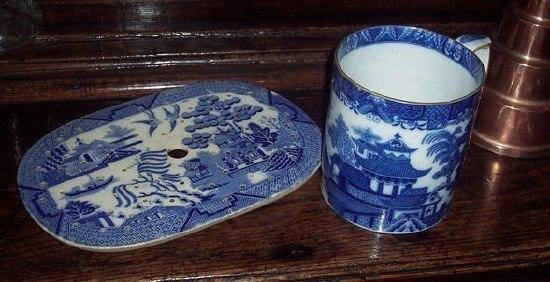 Appraisal: A Staffordshire blue and white mazarine of willow pattern cm