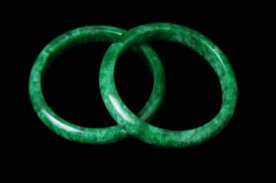 Appraisal: PAIR CHINESE MOTTLED EMERALD JADEITE BANGLES - Inside in diam