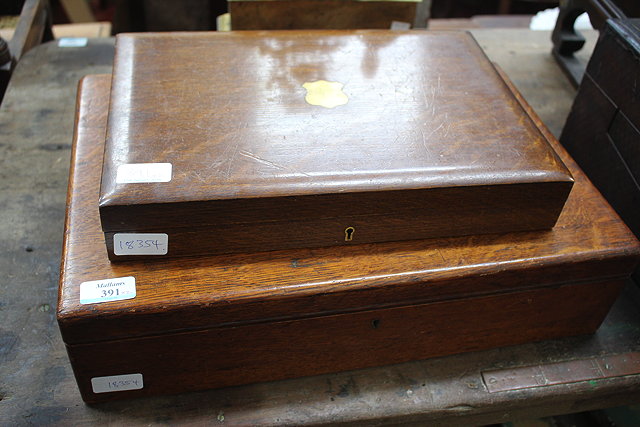 Appraisal: AN OAK CANTEEN CASE a small quantity of cutlery and