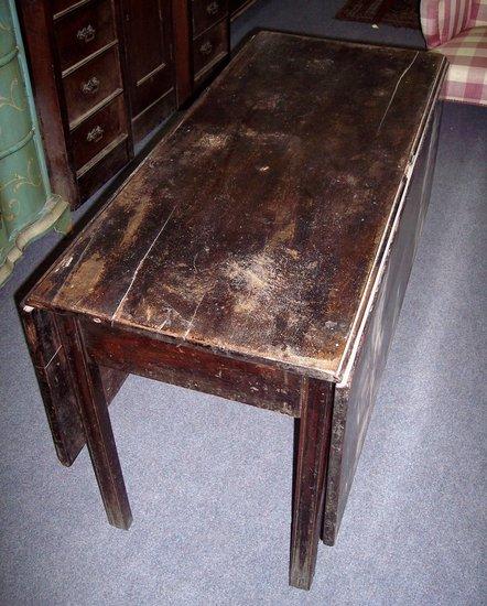 Appraisal: A George III mahogany dropleaf table the rectangular top above