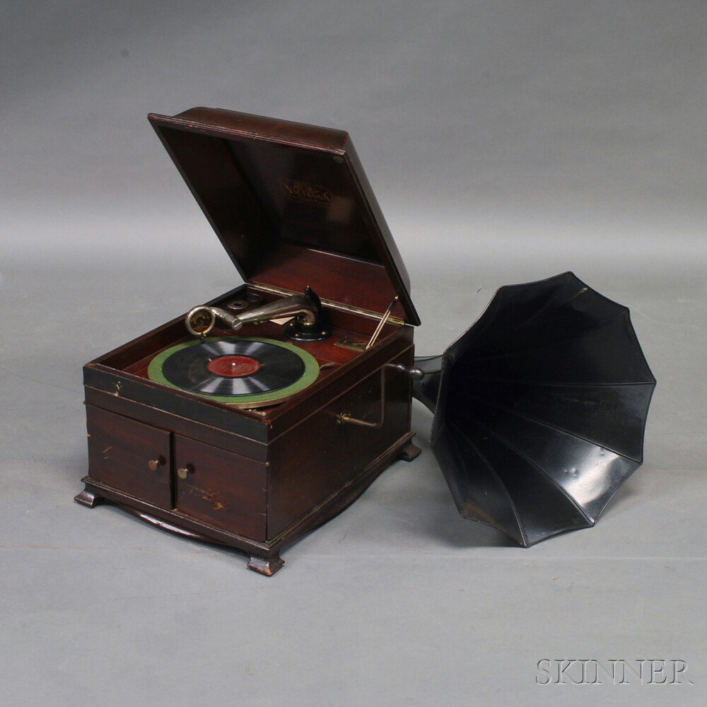 Appraisal: Tabletop Victor Talking Machine Co Victrola with a -in felt-lined