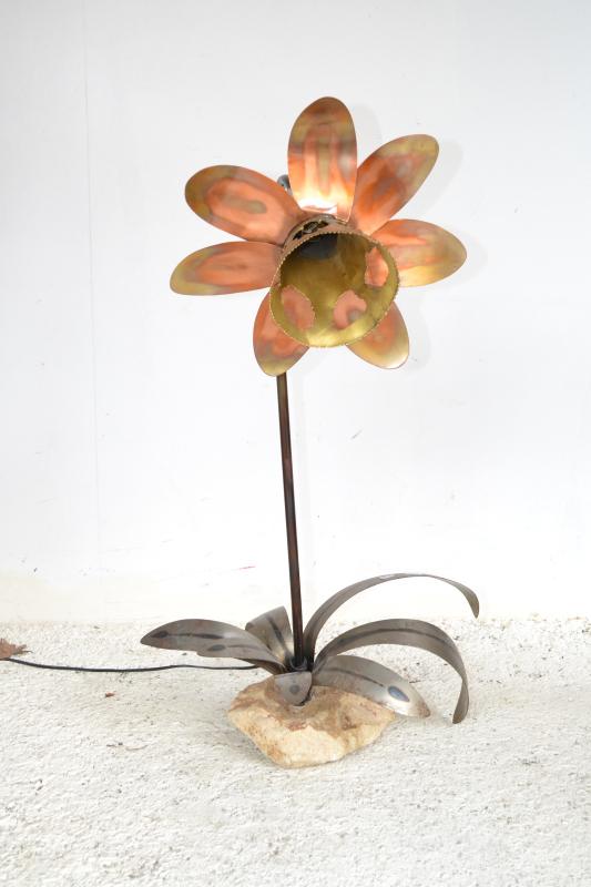 Appraisal: A METAL FLOWER FORMED LAMP A METAL FLOWER FORMED LAMP