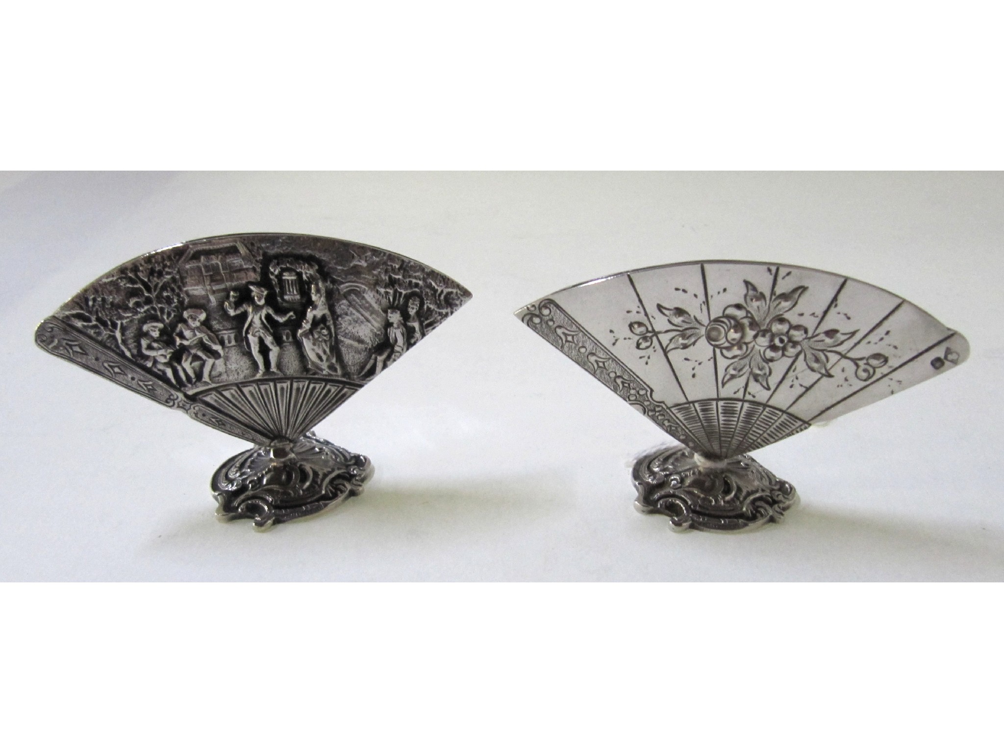 Appraisal: A pair of continental silver menu holders modelled as fans