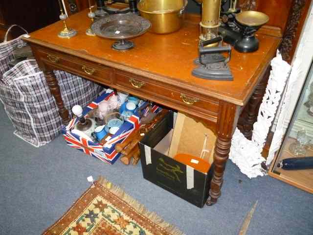 Appraisal: A VICTORIAN MAHOGANY WRITING TABLE with leatherette inset top by