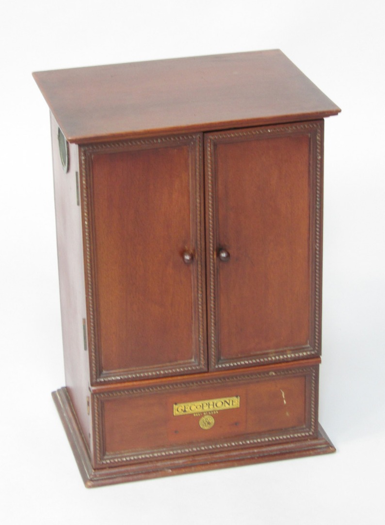 Appraisal: An early thC BBC Geophone mahogany cabinet approved by Postmaster