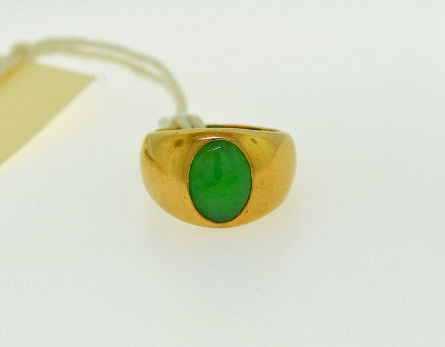 Appraisal: K GentsOval Jade Ring K yellow gold mans oval jade