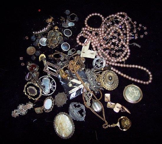 Appraisal: Sundry brooches and other jewellery