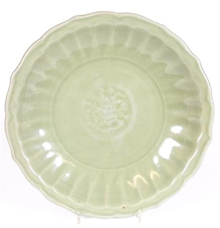 Appraisal: A Chinese Zheijang th th century celadon dish with foliate