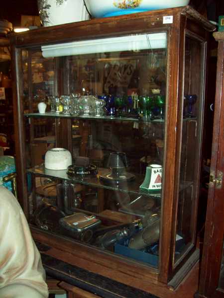 Appraisal: A ONE DOOR VICTORIAN COUNTER DISPLAY SHOWCASE CRACK TO ONE