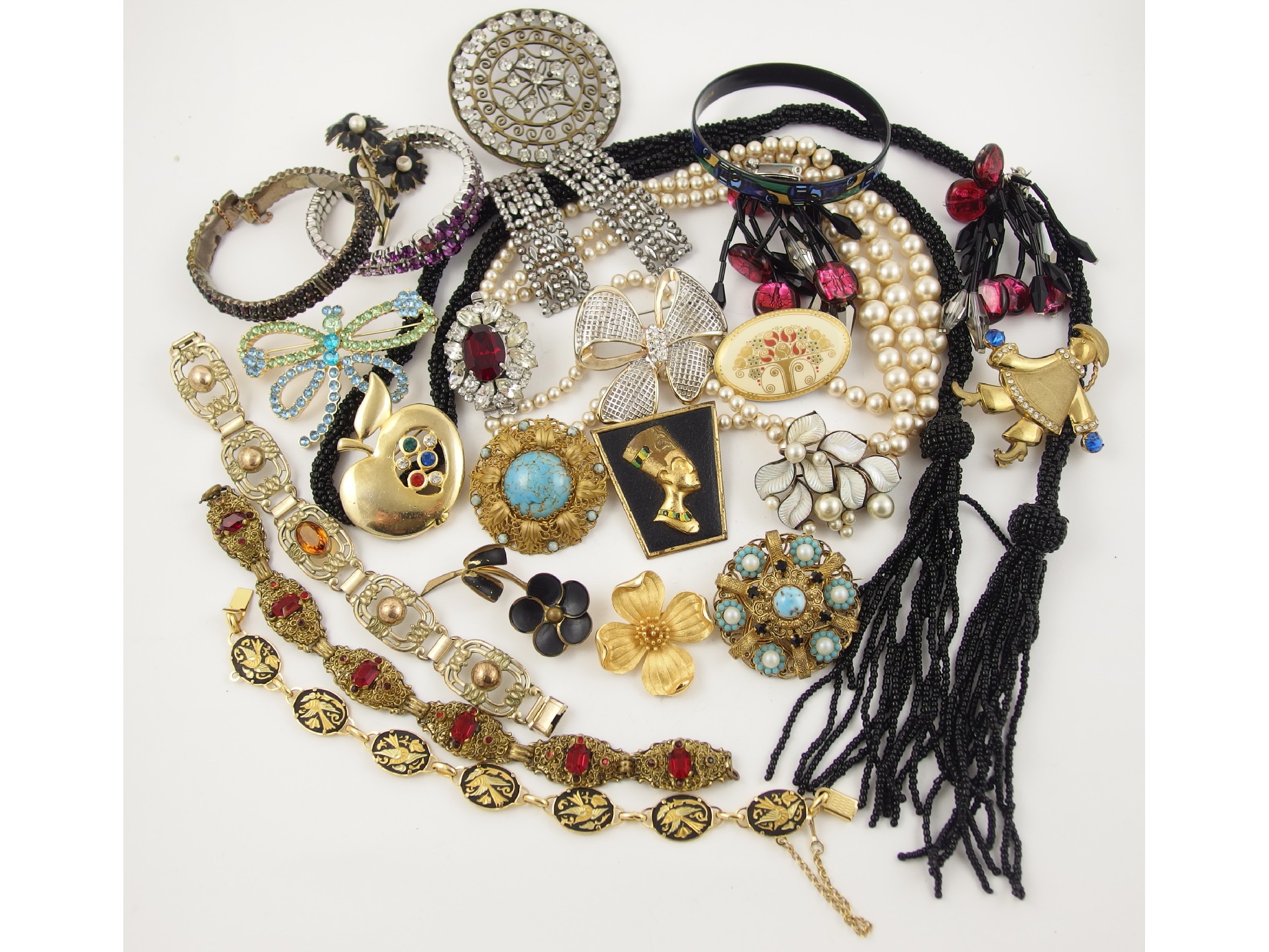 Appraisal: A collection of vintage costume jewellery to include Trifari Michaela