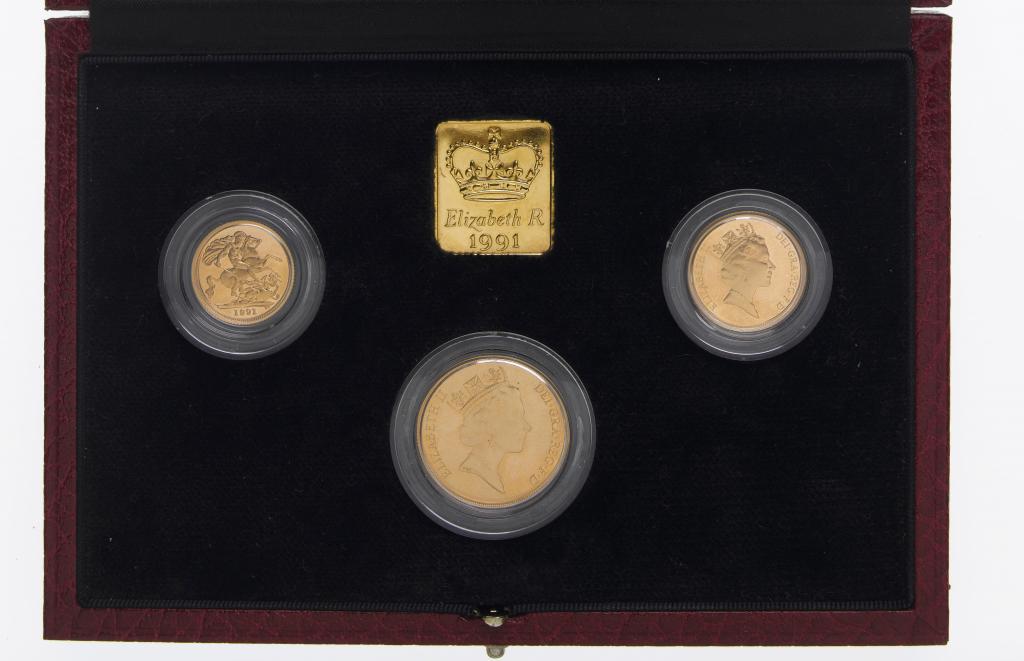 Appraisal: ELIZABETHE II ROYAL MINT PROOF SET SOVEREIGN HALF SOVEREIGN slight