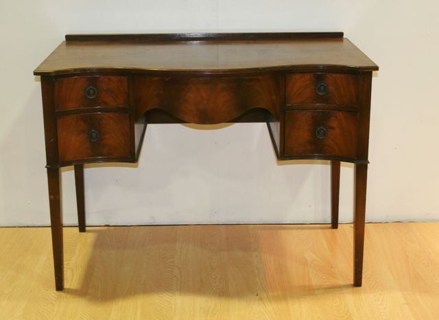 Appraisal: A reproduction maple dressing table by G T Rackstraw Ltd