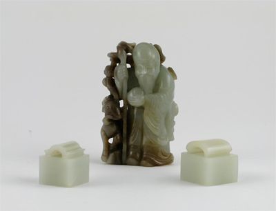 Appraisal: A Chinese jade carving of Shoulao holding a peach and