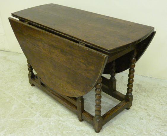 Appraisal: AN OAK DROP LEAF TABLE early th century the oval