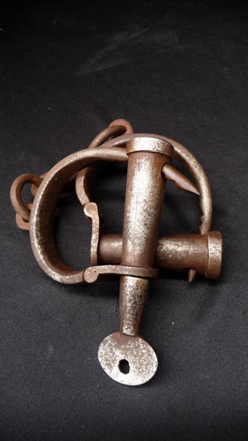 Appraisal: A set of old turn key hand cuffs with key