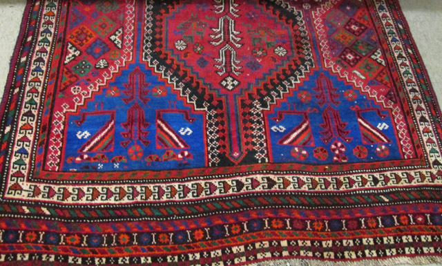 Appraisal: PERSIAN SHIRAZ CARPET Fars Province south central Iran hand knotted