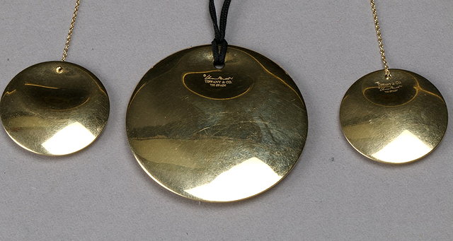 Appraisal: AN CT GOLD PENDANT in the form of a disc