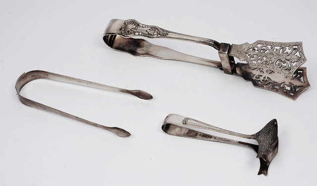 Appraisal: A pair of silver plated asparagus tongsin the shell pattern