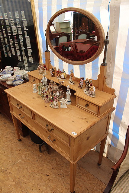 Appraisal: A PINE DRESSING TABLE with oval swing mirror the supports