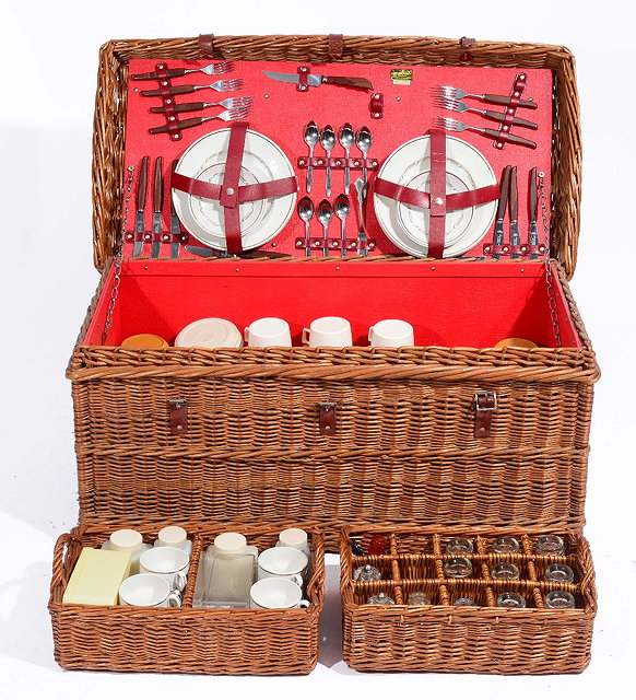 Appraisal: AN ASPREY CO BRAXTON FULLY FITTED PICNIC BASKET with cutlery