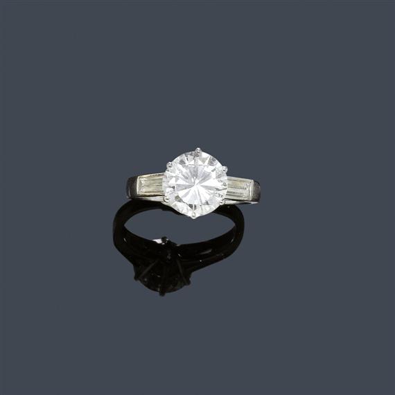 Appraisal: A DIAMOND RING circa White gold Classic solitaire model set