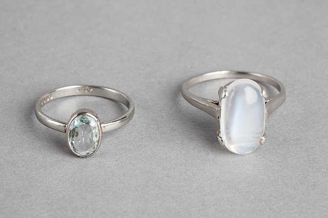 Appraisal: AN AQUAMARINE SET DRESS RING oval facet cut aquamarine mounted