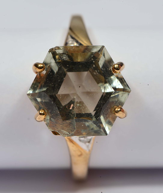 Appraisal: A CT GOLD RING set with a hexagonal semi-precious stone