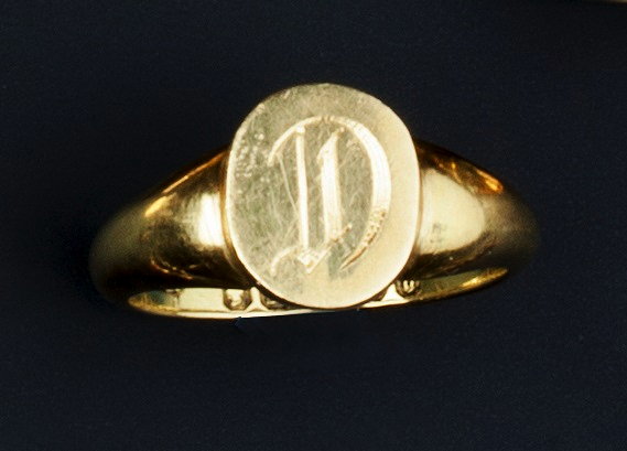 Appraisal: A VICTORIAN CT GOLD MEMORIAL SIGNET RING the oval panel