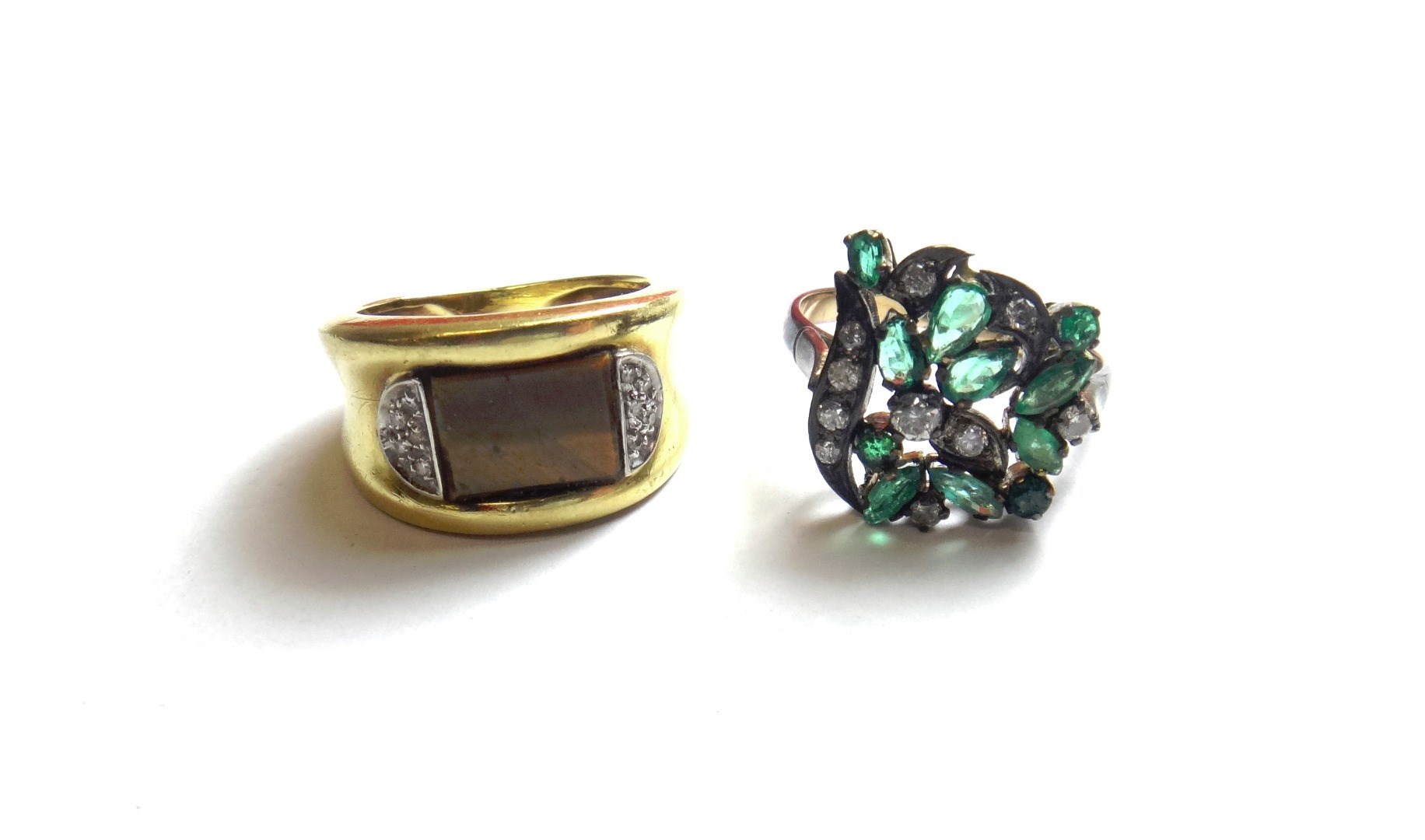 Appraisal: A gold ring mounted with a rectangular tiger's eye between