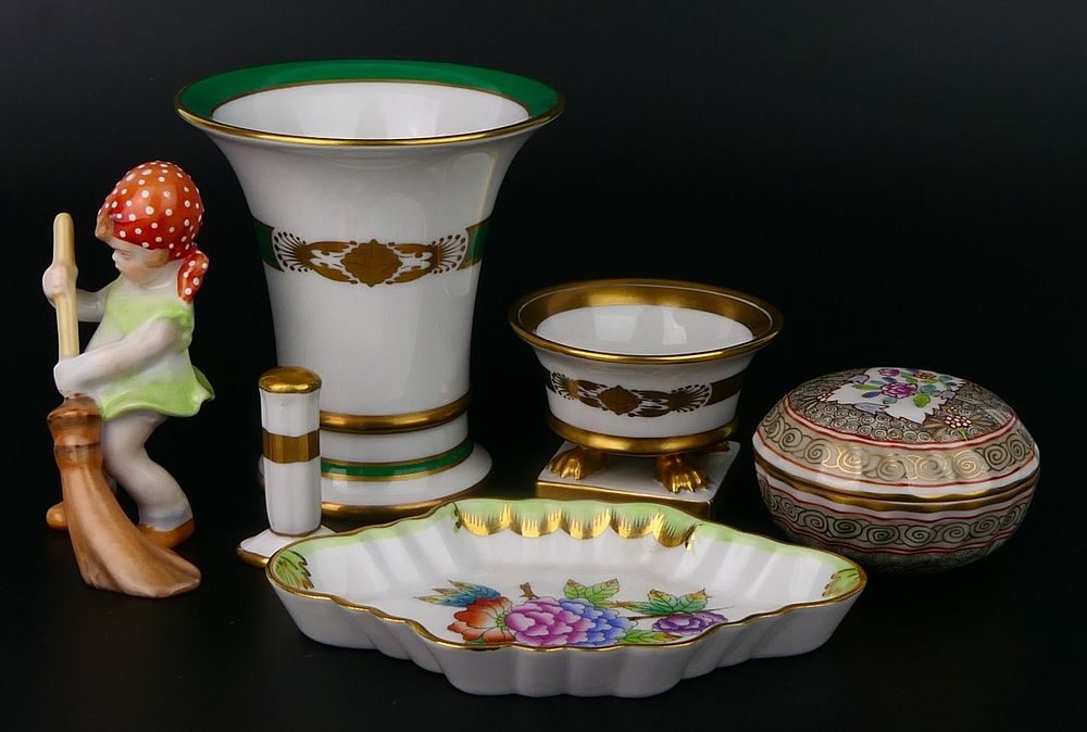 Appraisal: HEREND PIECES OF PORCELAIN TABLE ITEMS To include small mortar