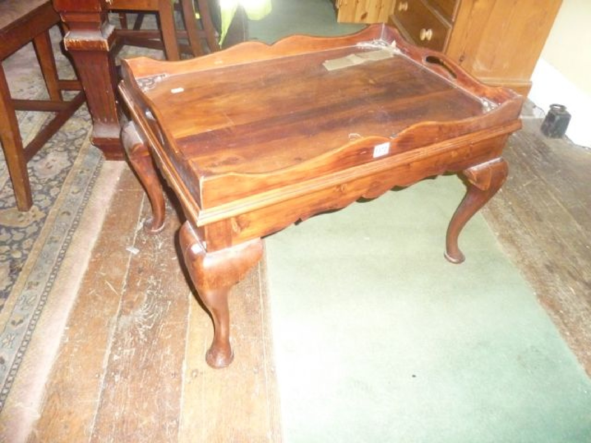 Appraisal: A Georgian style Bermuda cedar wood removable butler's tray top