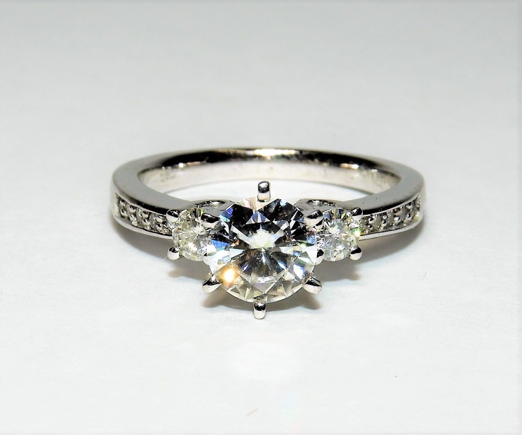 Appraisal: K WHITE GOLD MOISSANITE LADY'S ENGAGEMENT RING ContemporaryRound cut moissanite