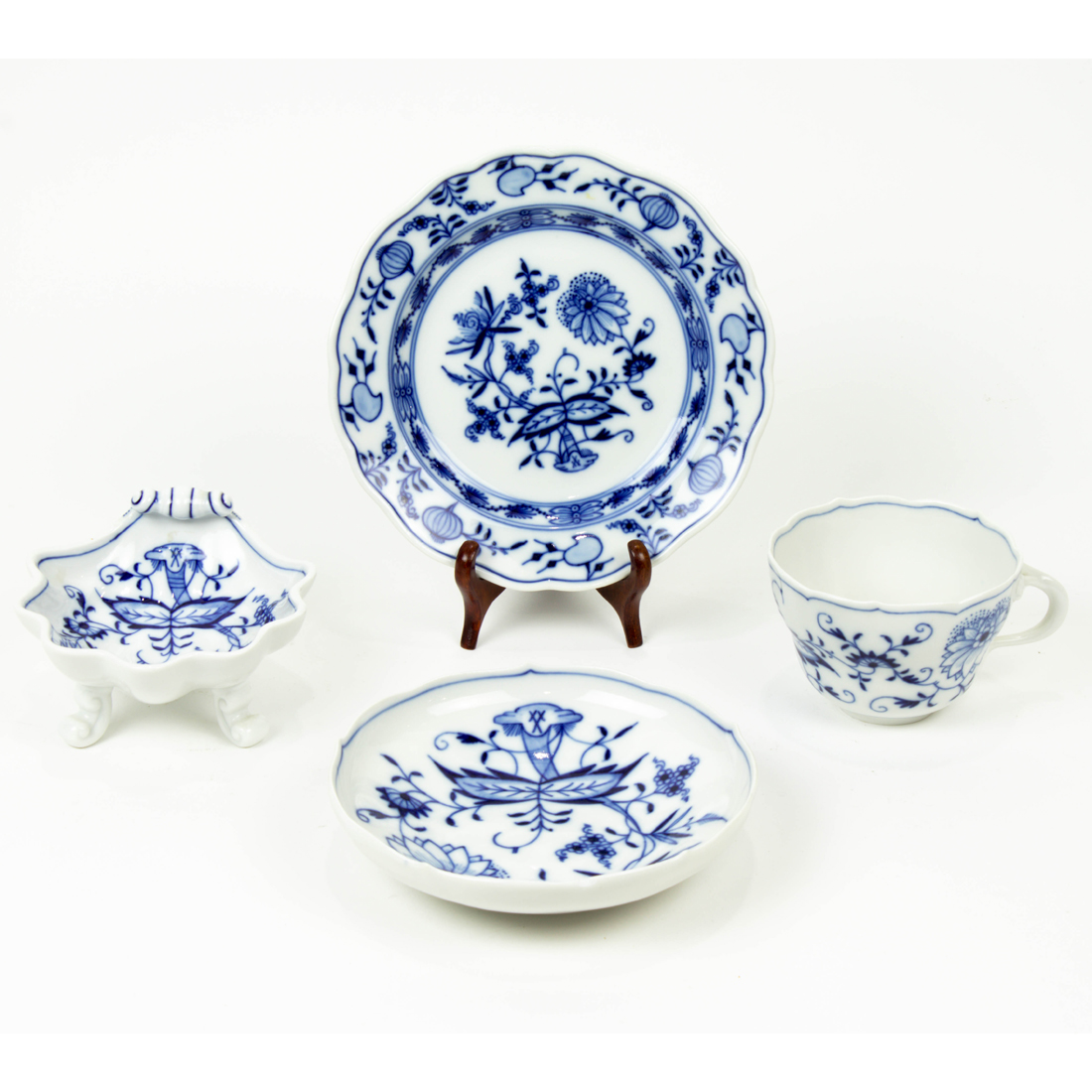 Appraisal: LOT OF MEISSEN PORCELAIN IN THE BLUE ONION PATTERN lot