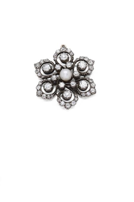 Appraisal: A Victorian brooch set to the centre with a bouton