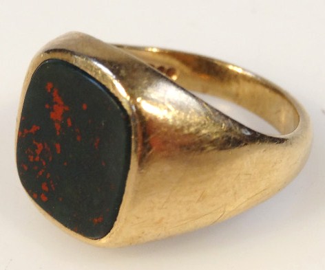 Appraisal: A ct gold gent's signet ring with polished green centre