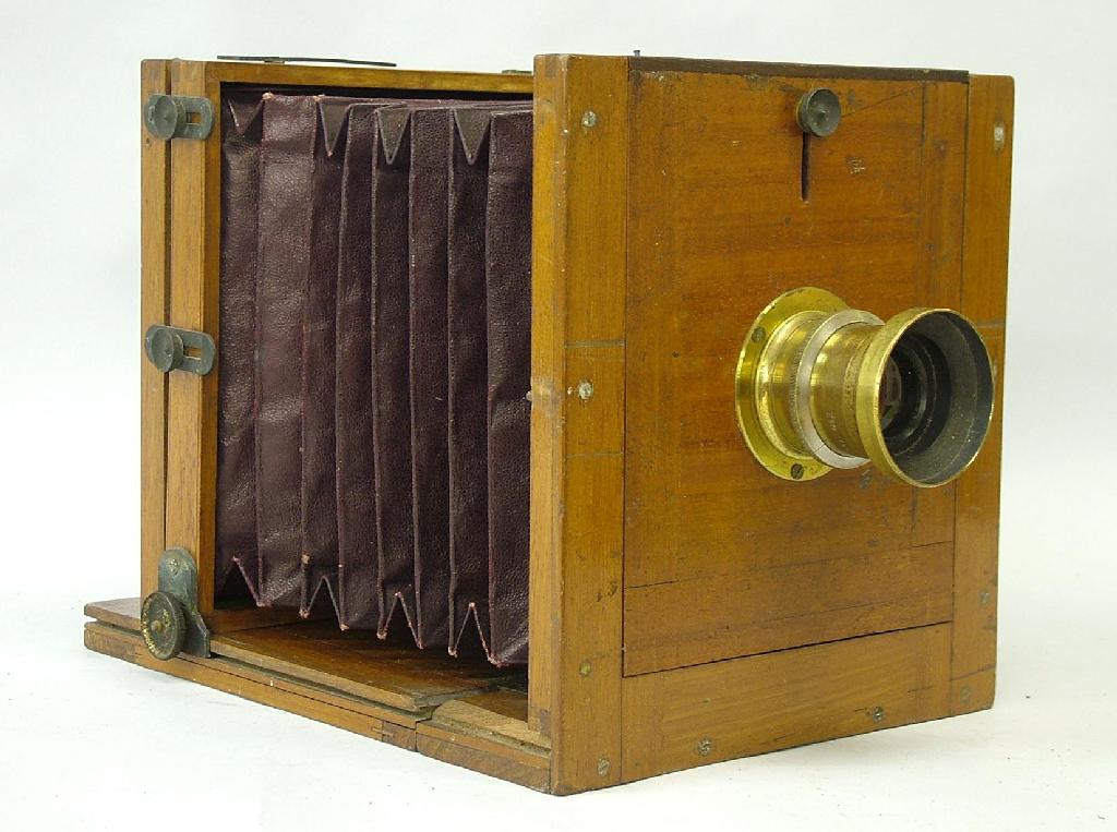 Appraisal: Underwood's Patent mahogany tailboard half plate field camera with E