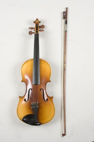 Appraisal: Chinese Lark Full Size Student Violin with bow hardshell case