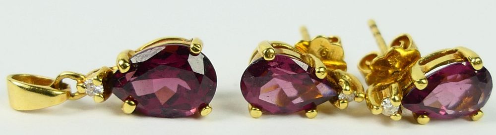 Appraisal: KT GOLD AND GARNET EARRING PENDANT SUITE To include Pair