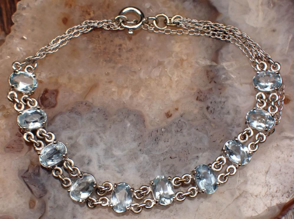 Appraisal: AQUAMARINE AND FOURTEEN KARAT WHITE GOLD CHAIN BRACELET set with