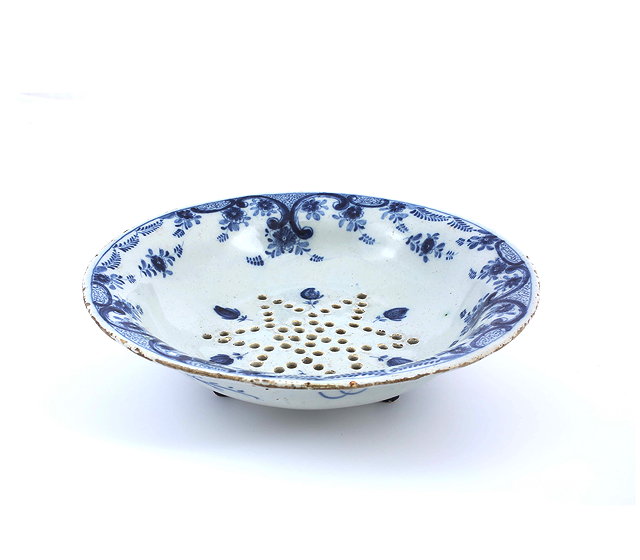 Appraisal: A MID TH CENTURY BLUE AND WHITE DECORATED ENGLISH DELFT