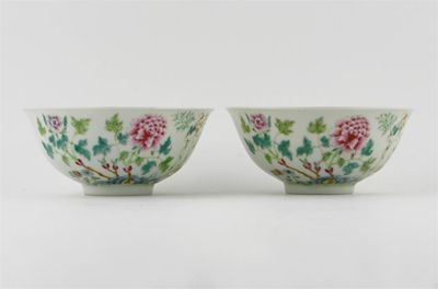 Appraisal: A pair of Chinese famille rose peony and gourd bowls