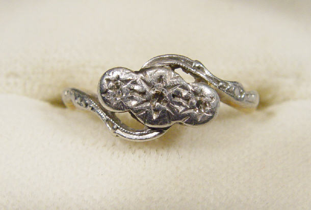 Appraisal: ct gold and diamond crossover ring