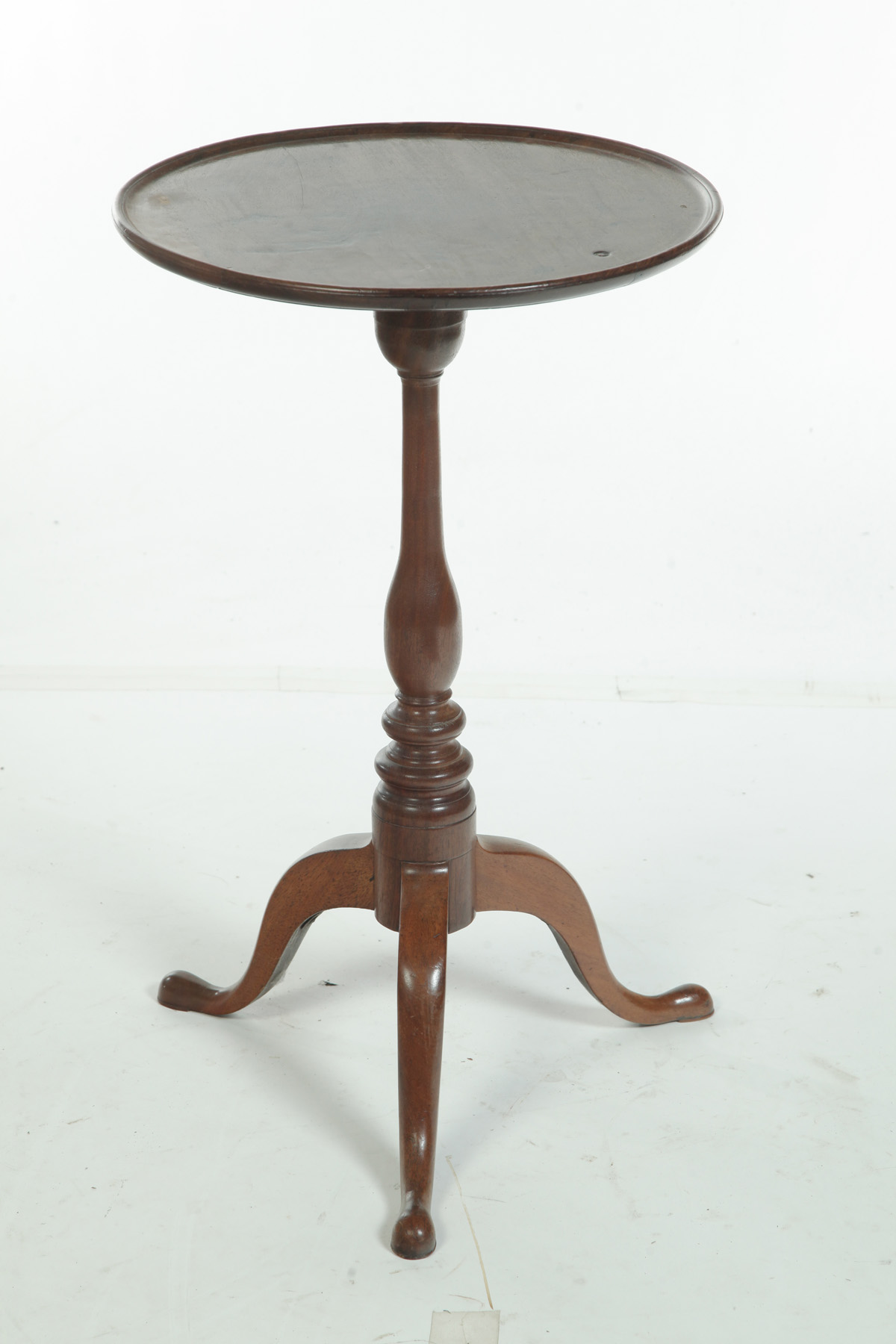 Appraisal: QUEEN ANNE DISHTOP CANDLE STAND American ca Nicely worn top