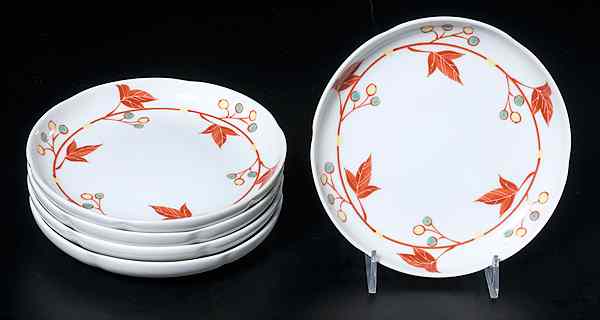 Appraisal: Japanese Plates Japanese includes five plates with iron red yellow