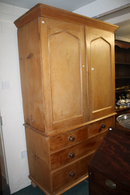 Appraisal: A VICTORIAN PINE LINEN PRESS with cupboards with three shelves