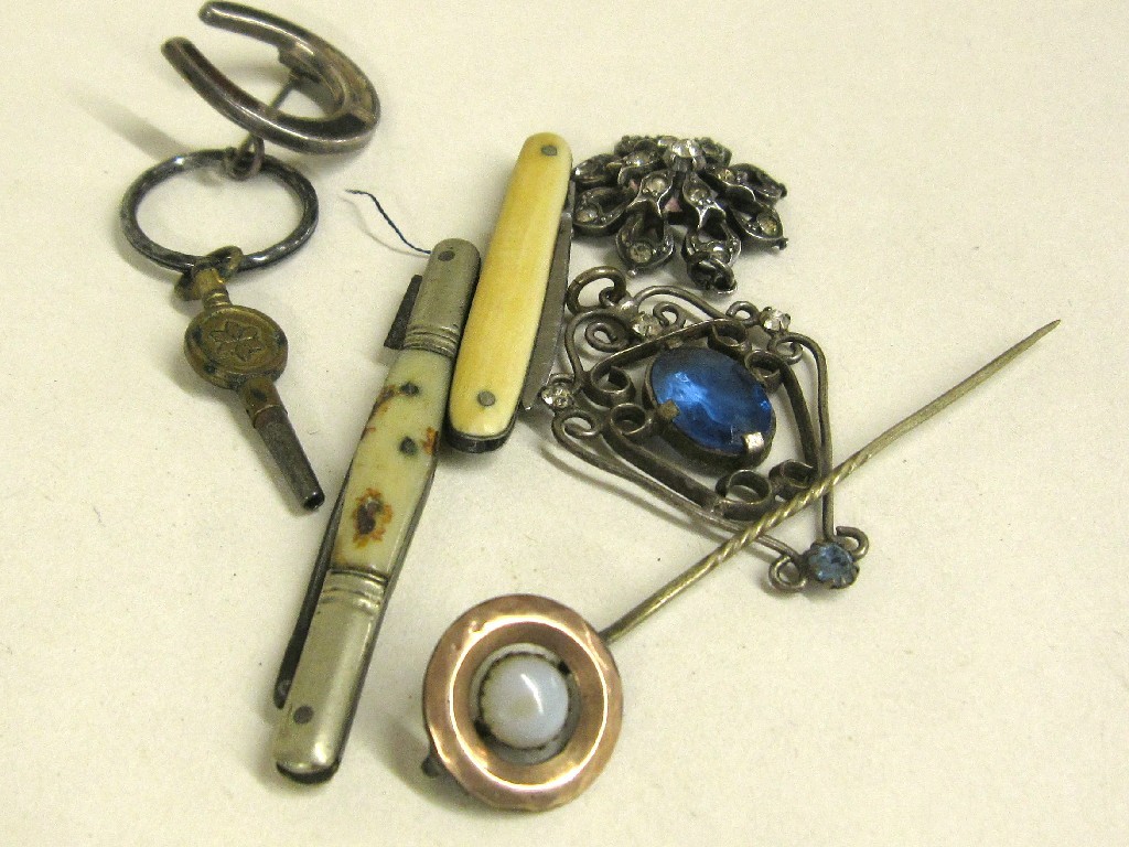 Appraisal: Lot comprising two ivory mounted pen knives silver horseshoe brooch